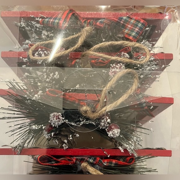 New in box set of 4 metal plaque Christmas ornaments - Picture 7 of 7